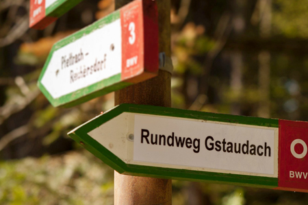 Schilder der Wanderwege Nähe Gstaudach
